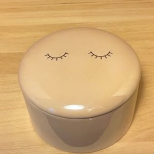 eyelash covered jewelry dish with message inside “don’t make me blush”